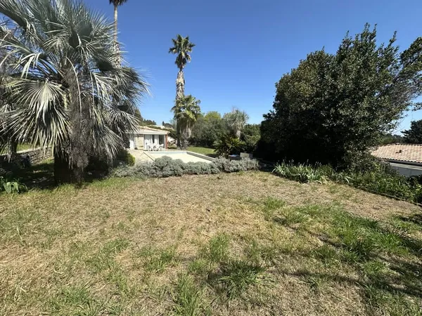 VENTE TERRAIN A BATIR AVEC MAISON A RENOVER , PISCINE ET CAR