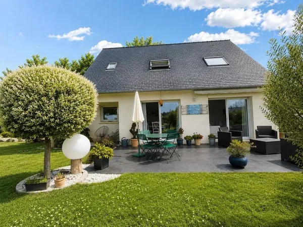 Maison contemporaine de 113 m2 sur terrain arboré de 931 m2 en impasse