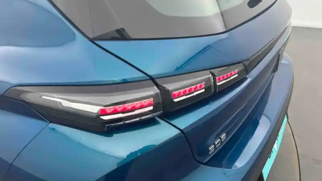 Peugeot 308 hybrid 145 e-dcs6 — photo 24