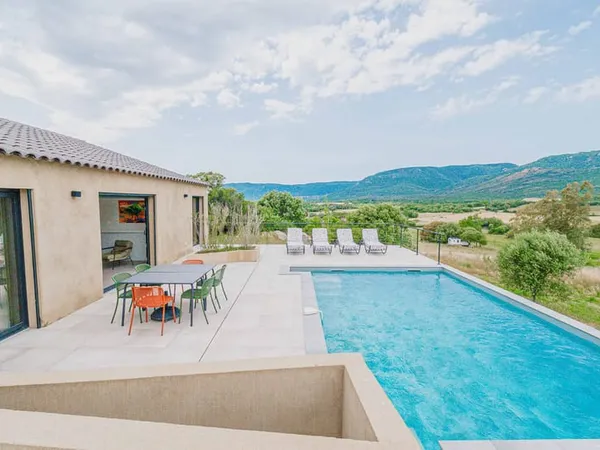 Maison contemporaine avec piscine chauffée, vue montagne T
