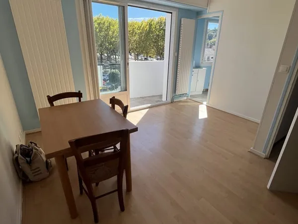 À LOUER STUDIO MEUBLÉ AVEC BALCON 28,19 M2 CENTRE-VILL