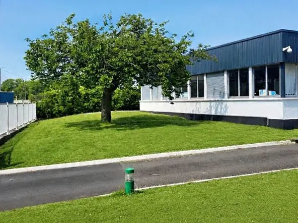 LOCAL D'ACTIVITE AVEC BUREAUX ET PARKINGS