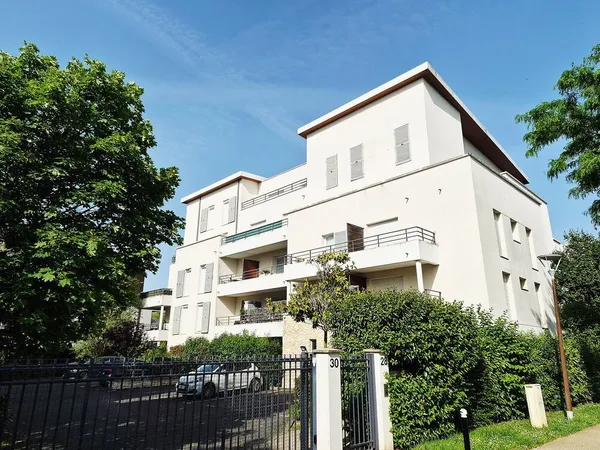 Appartement de standing 3 pièces de 61 m2- jardin - parkings