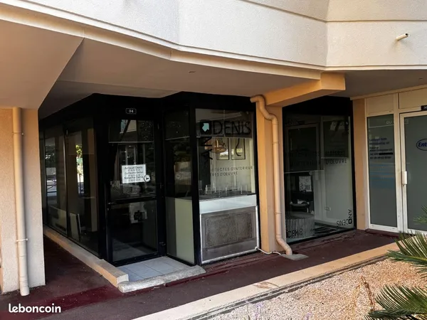 Murs commerce a vendre vides Centre ville Cavalaire