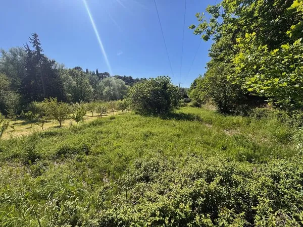 PUYMERAS - TERRAIN PLAT HORS LOTISSEMENT AU CALME