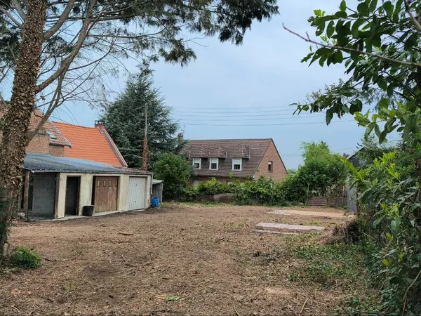 Terrain à bàtir à Solesmes avec 2 garages