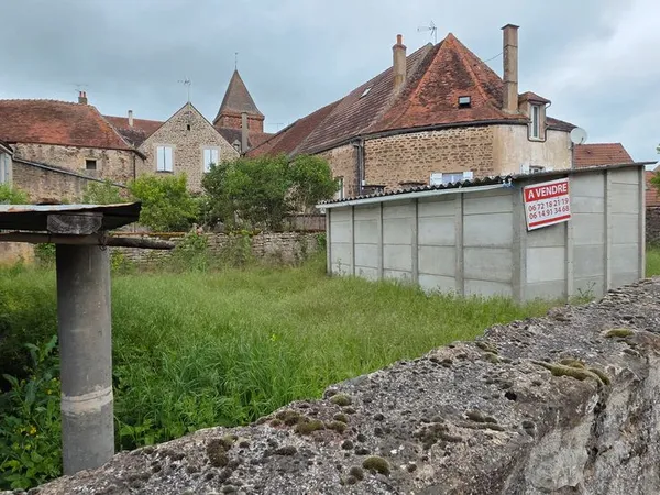 Terrain constructible au centre du village de Guillon Terre Plaine