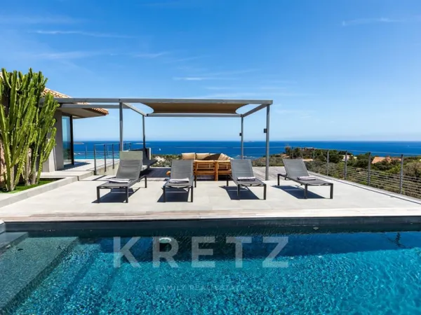 Villa d'exception entre pierre et bois avec piscine et vue mer