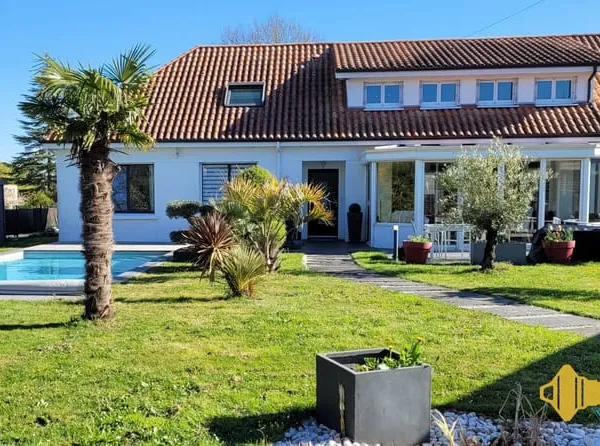 Maison 10 pièces - 7 chambres - Jardin paysagé et piscine -