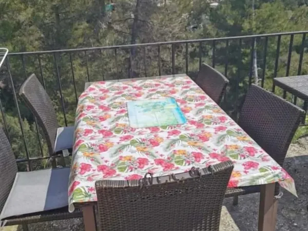 Chambre avec balcon, terrasse et parking dans une maison