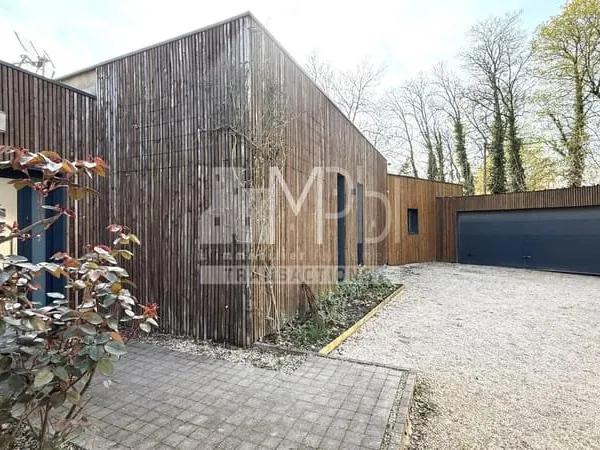 Villa contemporaine 221 m² avec piscine et appartement indépen