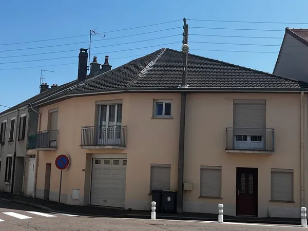 MAISON DE VILLE AVEC GARAGE ET TERRASSE