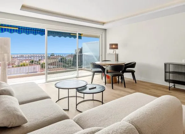 CANNES - 3 PIECES VUE MER- PISCINE