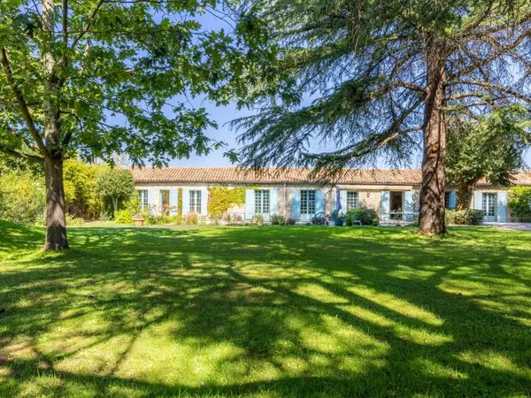 Belle longère à EYSINES familiale 5 chambres et dépendance sur une parcelle de 3900 m2 à rénover