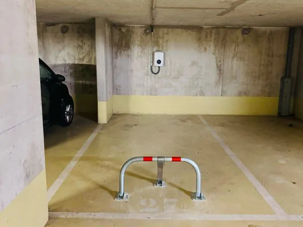 Place parking SUV avec borne de recharge