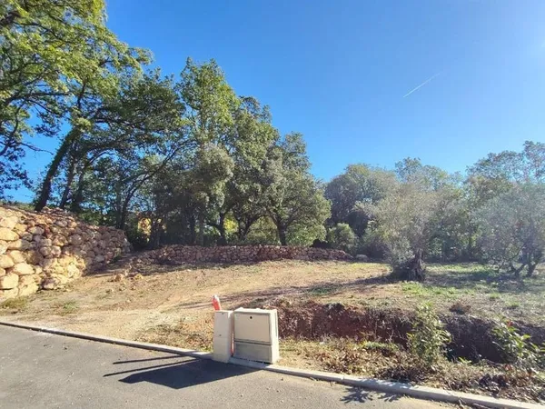 Terrain 725 m²
