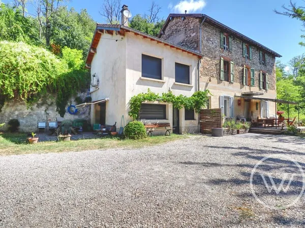 Propriété de 241m² sur une parcelle de 3585m², à Romans
