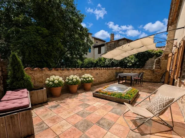 Maison de charme, centre Saint Antonin. Terrasse et jardinet.