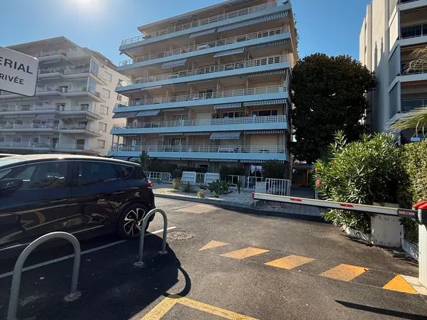 Location 33 M2 appartement entièrement rénové, idéalement situé à Golfe-Juan,