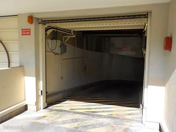 Location parking 5' à pieds de la Gare dans résidence tranquille