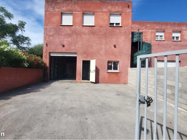 Entrepôt 125m2 avec bureau et jardin