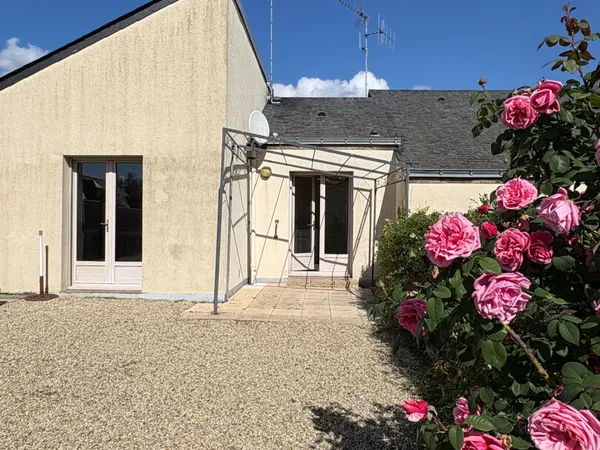 Maison de plain pied à louer dans le bourg de Mozé sur Louet au pied des commodités avec extérieur e