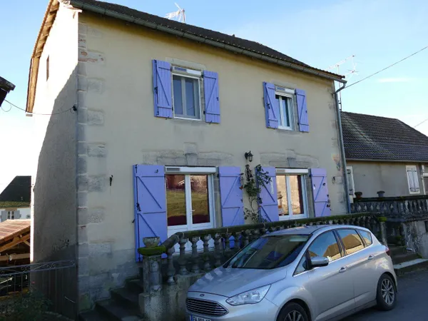 Secteur LACAPELLE-MARIVAL, maison en pierre de type 4 avec jardin et dépendance