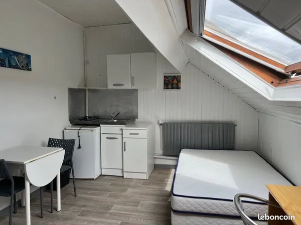 Appartement meublé en soupente, calme et idéalement situé à deux pas de la faculté de droit