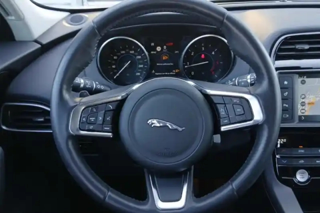 Jaguar F-Pace 2.0 d - 180 ch awd bva8 — photo 19