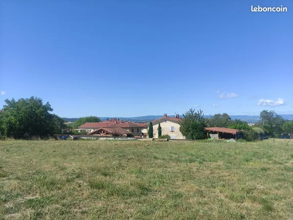 Terrain 775 m² plat constructible libre de construction