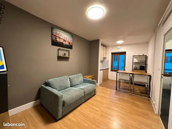 T2 meublé rénové - 30 m² - Dernier étage - Très calme - DPE C