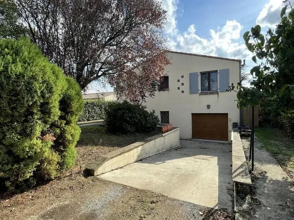 située en campagne proche de Niort et de La Rochelle !