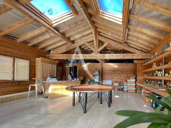 Maison en bois massif idéale pour diverses activités !