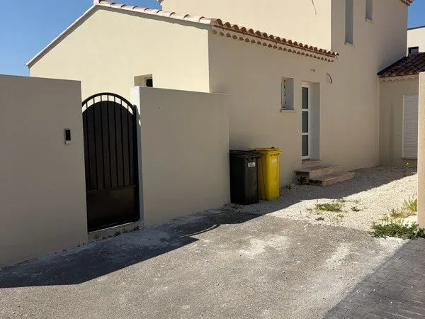 Dépendance accolée à une villa