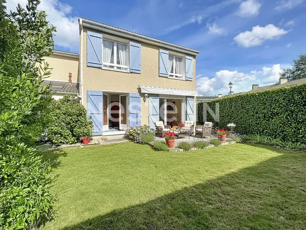 Maison au Village de Montigny Le Bretonneux 7 pièces 126,30 m2 terrain 321 m².