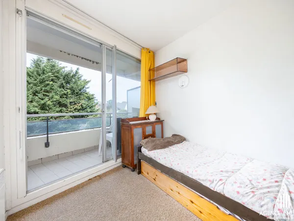 À vendre, studio avec balcon, vue dégagée, au pied de la plage de l'Écluse à Dinard