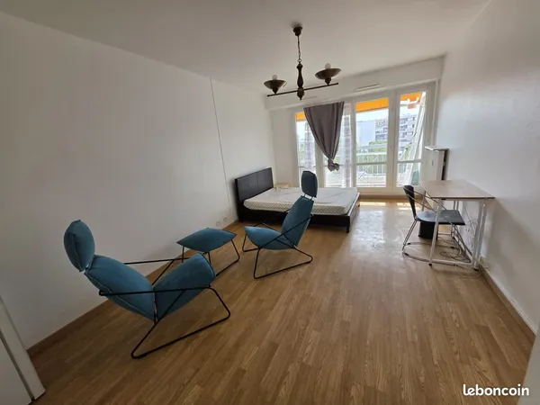 Belle chambre en colocation au pied de la gare de Val d'argenteuil