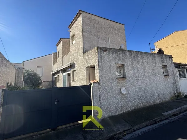 GRAU D'AGDE : Ensemble immobilier avec Cour et Cellier proche plage et centre