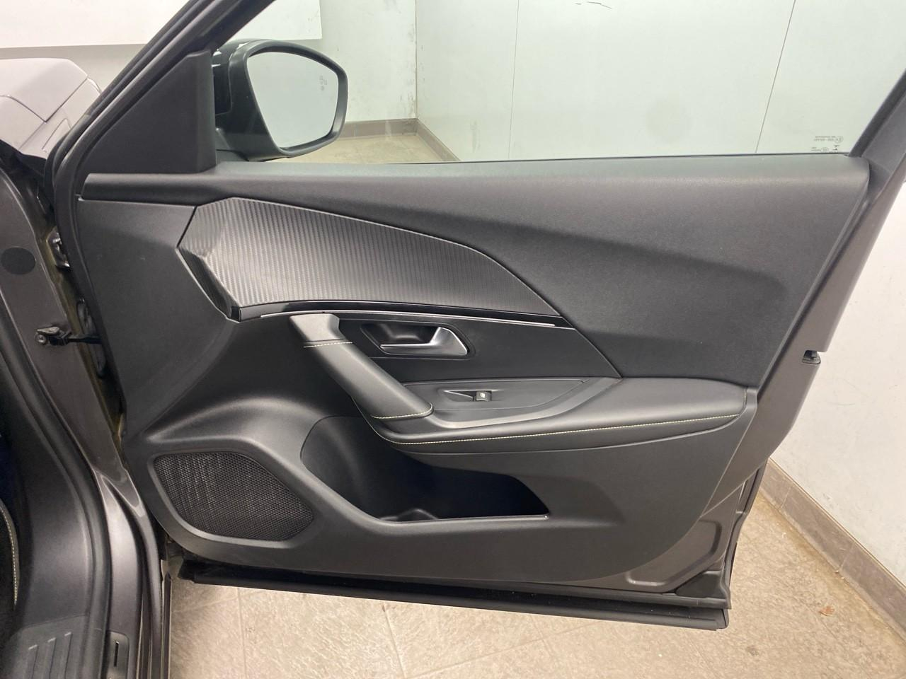Peugeot 2008 puretech 130 s&s eat8 gt line — photo 26