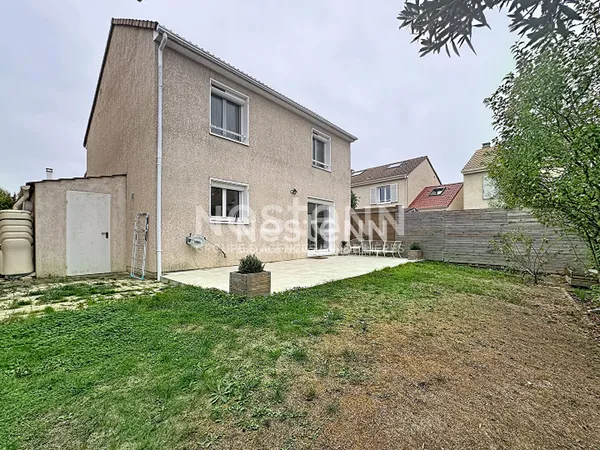 Montigny Le Bretonneux - Le Manet : Maison meublée 4 pièces avec terrasse, jardin et garage