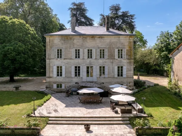 Un Superbe Domaine au bord de la Rivière offrant de multiples po