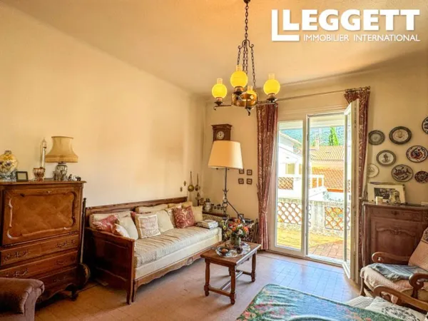 Centre ville de NYONS, secteur calme, maison avec terrasse, 3 chambres, cellier, box, garage.
