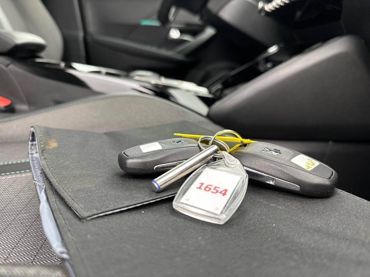 Peugeot 2008 puretech 130 s&s eat8 allure pack — photo 33