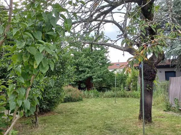 Chambre dans une maison avec jardin à partager au Mont Valér
