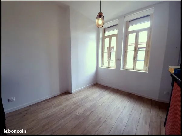 A louer F2 rénové Hyper Centre avec cour