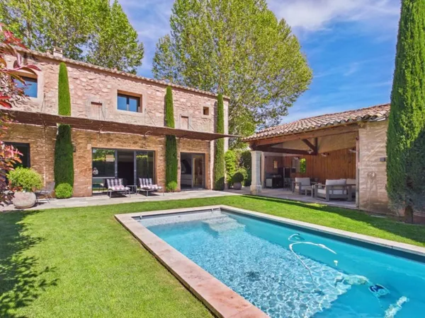 VACANCES EN PROVENCE - MAZET RÉNOVÉ AVEC PISCINE À MAUSSANE-LES-