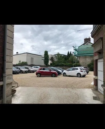 Place de parking dans cours sécurisé
