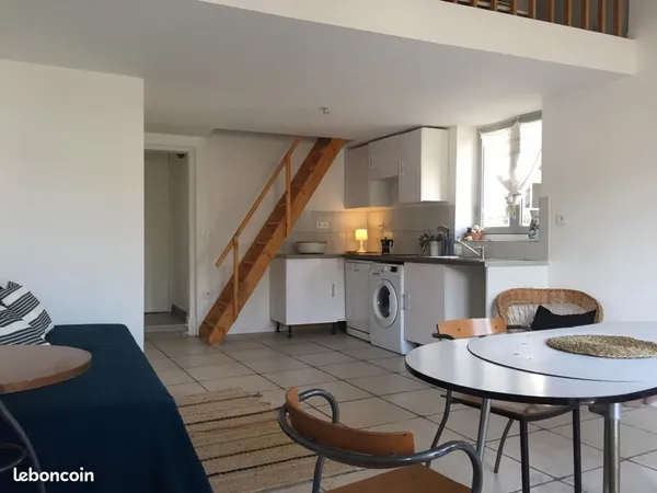 Location grand studio avec balcon