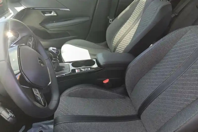 Peugeot 208 puretech 100 s&amp;s bvm6 — photo 10