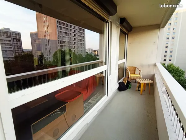 Villeurbanne (La Perralière) - Charmant appartement de 33 m² avec grand balcon filant